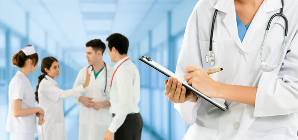 Professioneller Arzt Der Krankenhausbüro Oder Klinik Mit Anderen Ärzten Krankenschwestern — Stockfoto