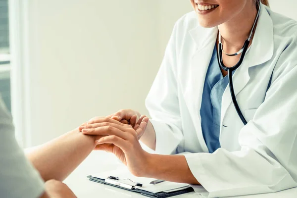 Donna medico e paziente femminile in ospedale ufficio — Foto Stock