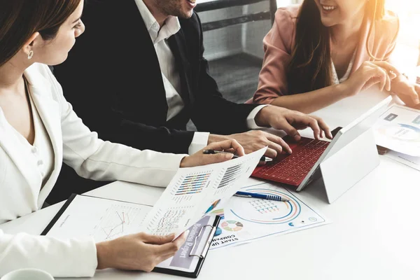 Homme d'affaires et femmes d'affaires travaillant dans le bureau. — Photo