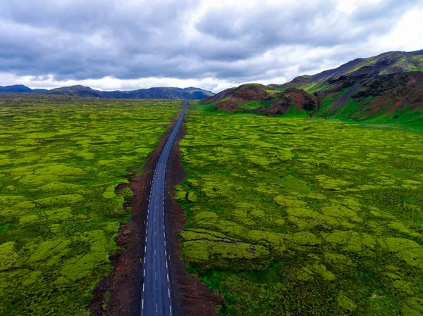 Vista aérea do campo de lava musgosa na Islândia . — Fotografia de Stock