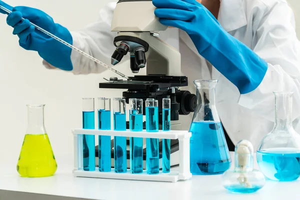 Mulher cientista trabalhando em laboratório de química . — Fotografia de Stock