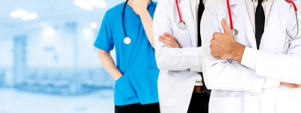 Médico que trabalha no hospital com outros médicos . — Fotografia de Stock