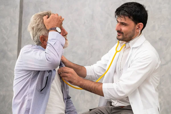 Старший пациент посещает врача в больнице . — стоковое фото