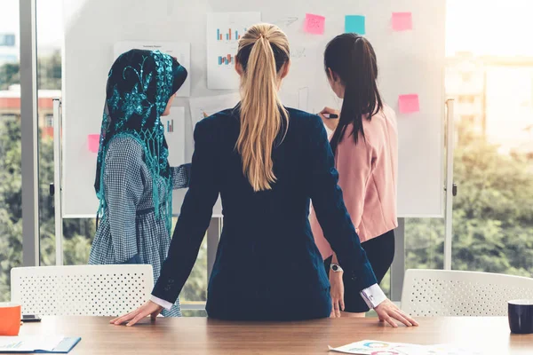 Grupo de trabajo multicultural en la reunión de trabajo en equipo. —  Fotos de Stock