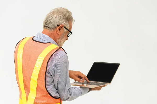 Senior Foreman eller ingenjör använder bärbar dator. — Stockfoto