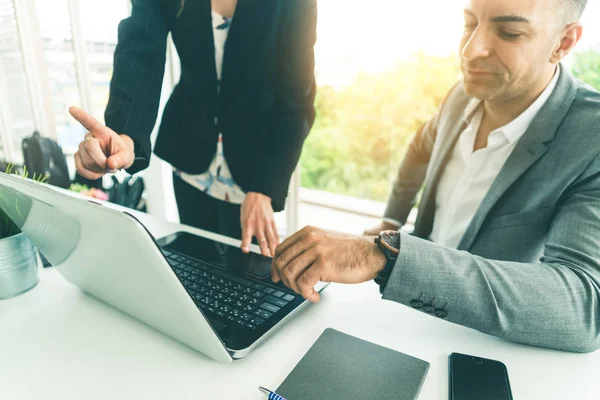 Zakenman en zakenvrouw aan het werk. — Stockfoto