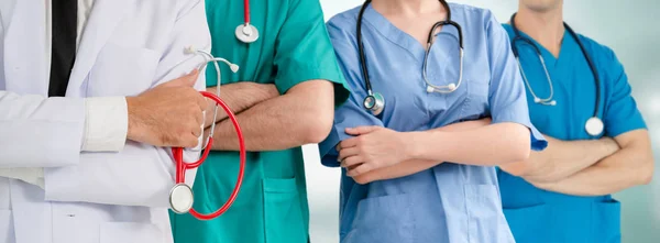 Dokter werkzaam in het ziekenhuis met andere artsen. — Stockfoto