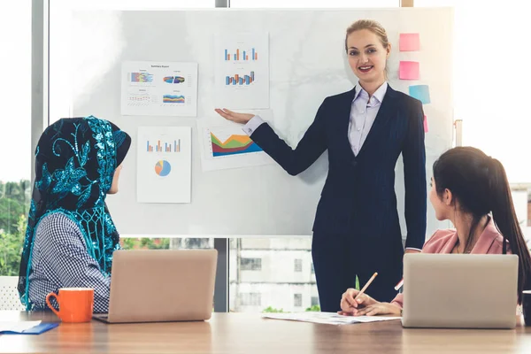 Grupo de trabalho multicultural na reunião de trabalho em equipa. — Fotografia de Stock