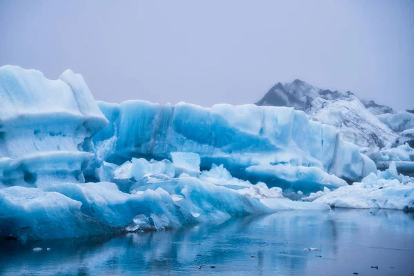 Jéghegyek Jokulsarlon gleccserlagúnában Izlandon. — Stock Fotó