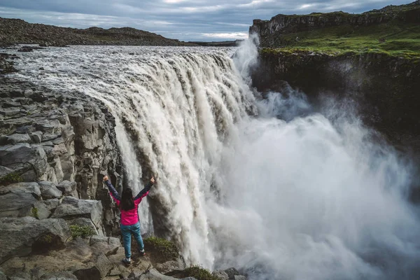 Путешественник Путешествует к водопаду Деттифосс в Исландии — стоковое фото