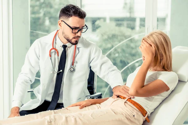 Médico y paciente femenino en el consultorio del hospital — Foto de Stock