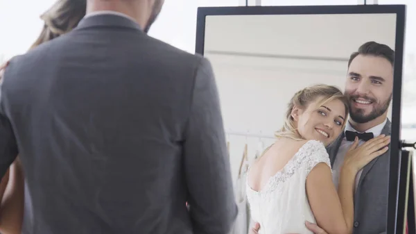 Nevěsta a ženich na svatebních šatech připravit obřad. — Stock fotografie