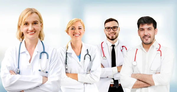 Médico Profesional Que Trabaja Consultorio Clínica Hospitalaria Con Otros Médicos —  Fotos de Stock