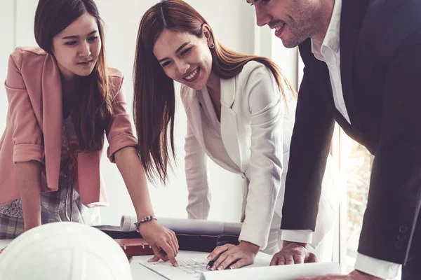 Empresarios y empresarias que trabajan en el cargo. — Foto de Stock