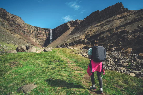 Drumeții prin Hengifoss Waterfall, Islanda . — Fotografie, imagine de stoc