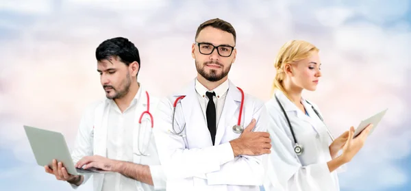 Arzt arbeitet im Krankenhaus mit anderen Ärzten zusammen. — Stockfoto