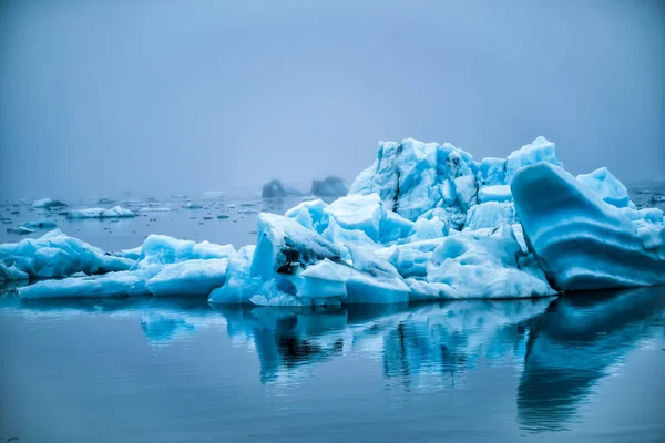 Icebergs in Jokulsarlon glacial lagoon in Iceland. — Stock Photo, Image