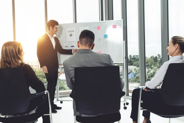 Empresarias y empresarios en reunión de grupo. — Foto de Stock