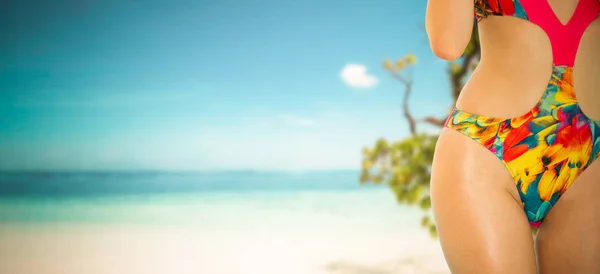 Glückliche junge Frau im Sommerurlaub am Strand. — Stockfoto