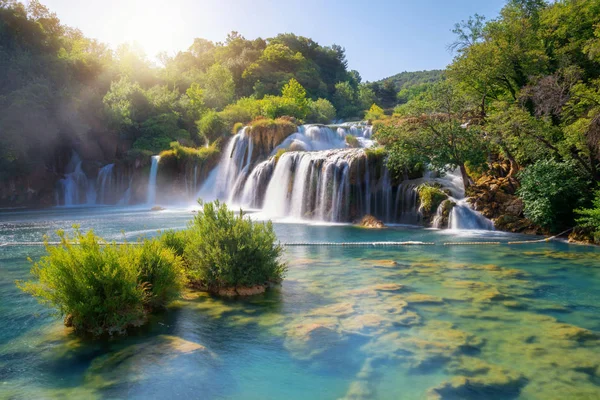 Krka-watervallen op de rivier Krka, Kroatië. — Stockfoto