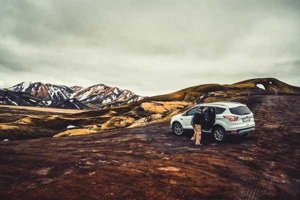 Внедорожник едет по бездорожью в Ландшафте Исландии — стоковое фото