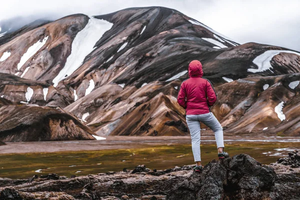 Caminhada de viajantes em Landmannalaugar Islândia Highland — Fotografia de Stock