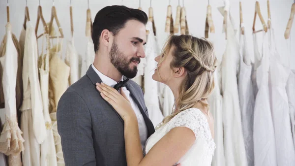 Novia y novio en la ceremonia de preparación de vestido de novia . — Foto de Stock