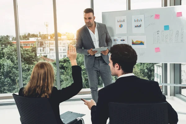 Empresarias y empresarios en reunión de grupo. — Foto de Stock