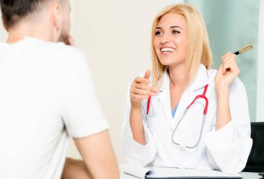 Kadın Doktor ve Erkek Hasta Hastane Ofisinde