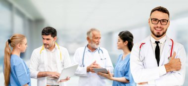 Hastane ofisinde ya da klinikte çalışan profesyonel doktor diğer doktorlar, hemşire ve cerrahlarla birlikte..