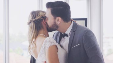 Gelin ve damat gelinlik töreni hazırlamak.