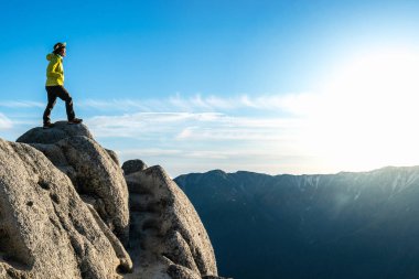 Yürüyüşçü Japonya'da dağda trekking etkinliği yapmak.