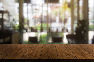Modern restoranın bulanık arka planda ahşap masa