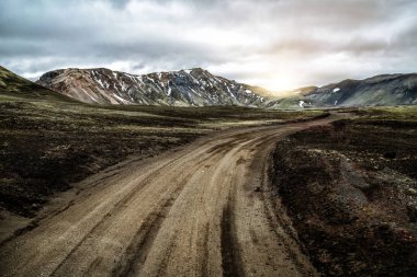 İzlanda 'nın dağlık bölgelerinde Landmanalaugar Yolu.