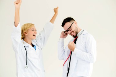 Mutlu doktor ortağı ile başarı kutluyor.