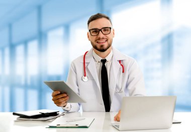 Hastanede tablet bilgisayar kullanan bir doktor..