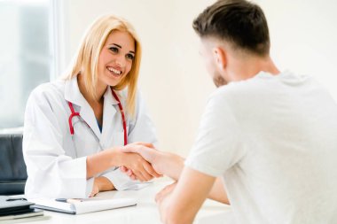 Doktor hastanede hasta ile el sıkışmak.