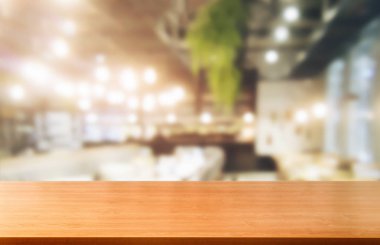 Modern restoranın bulanık arka planda ahşap masa