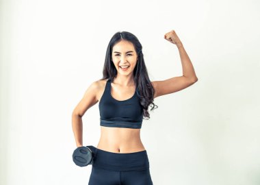 Dambıl ile sportif kadın egzersiz.