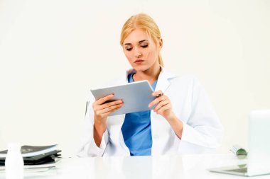 Hastanede tıbbi rapor üzerinde çalışan doktor.