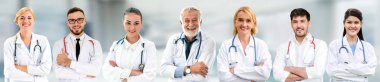 Doktor diğer doktorlar ile hastanede çalışıyor.