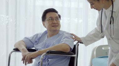 Hastanedeki ya da klinikteki hastalarla doktor ilgileniyor. Sağlık hizmetleri kavramı.