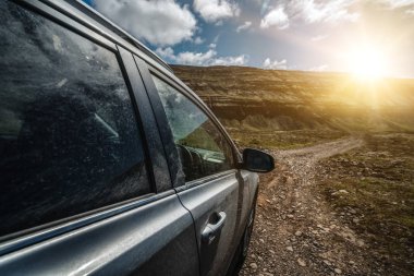 Çakıl yolda çalışan SUV araç araç.