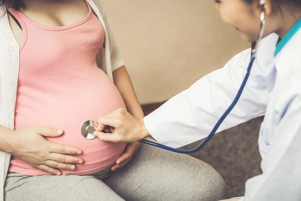 Donna incinta e ginecologo medico presso l'ospedale — Foto Stock