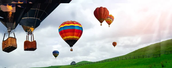 Φύση τοπία ζεστό αέρα μπαλόνια φεστιβάλ στον ουρανό. — Φωτογραφία Αρχείου