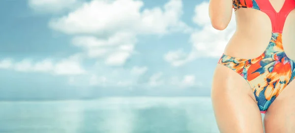Glückliche junge Frau im Sommerurlaub am Strand. — Stockfoto