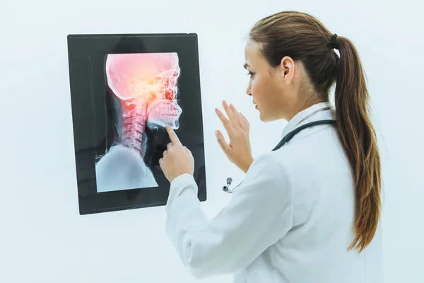 Врач, работающий с рентгеновской пленкой головы пациента . — стоковое фото