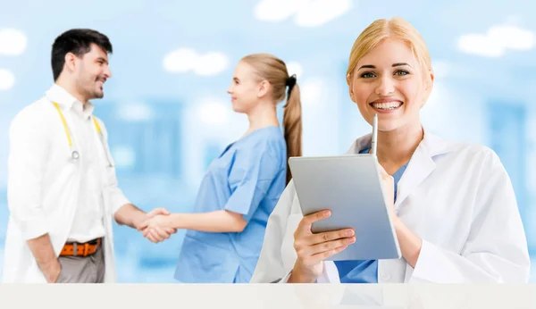 Doctor working in hospital with other doctors. — Stock Photo, Image