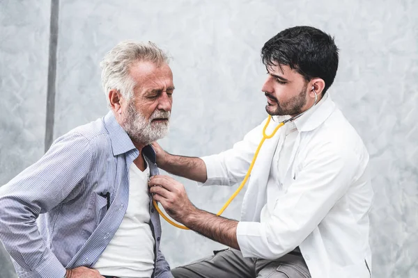 Un patient âgé consulte un médecin à l'hôpital . — Photo