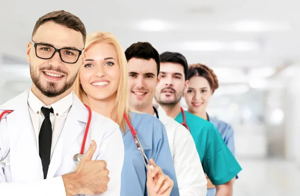 Arzt arbeitet im Krankenhaus mit anderen Ärzten zusammen. — Stockfoto